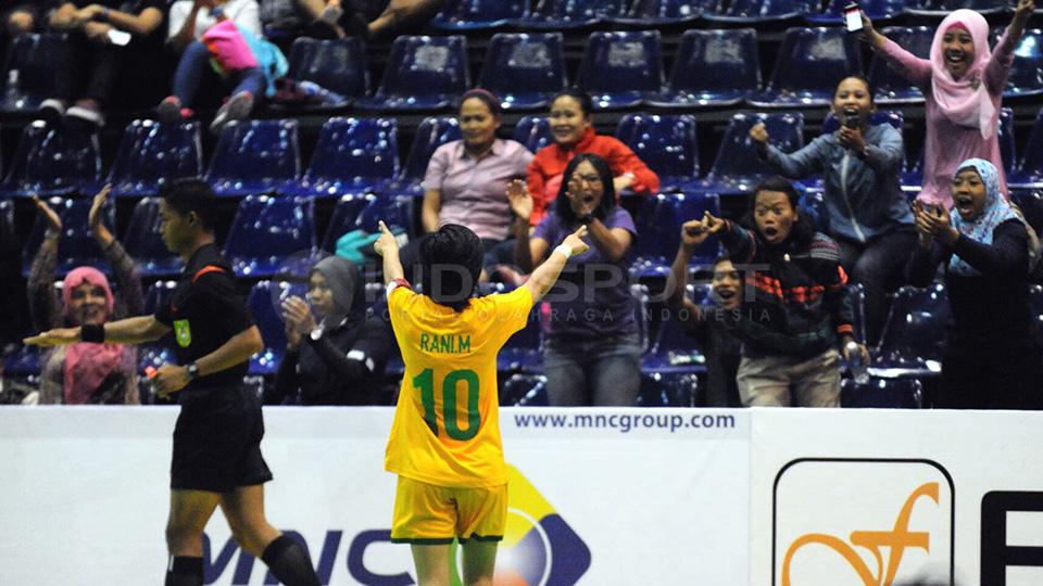 Gol Sang Kapten. Suporter UNJ bersorak ketika kapten tim UNJ Jakarta Rani Mulyasari berhasil menjebol gawang UPI Bandung.